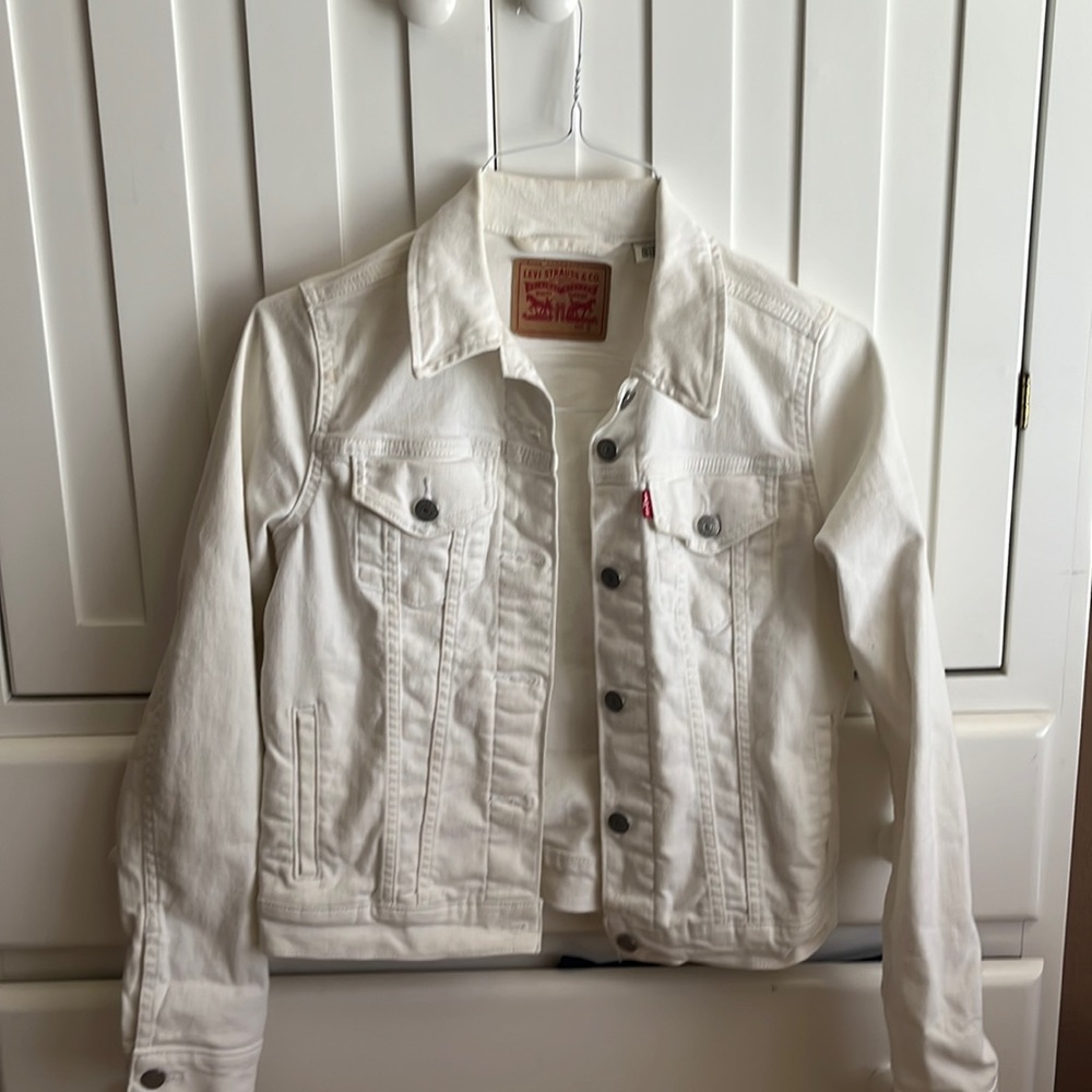 White Levi’s Trucker Denim Jacket